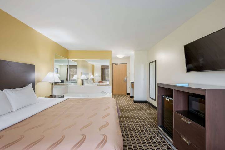 1 King Bed (3 of 4)