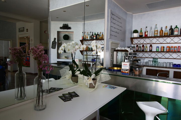 Lounge 84 of 119