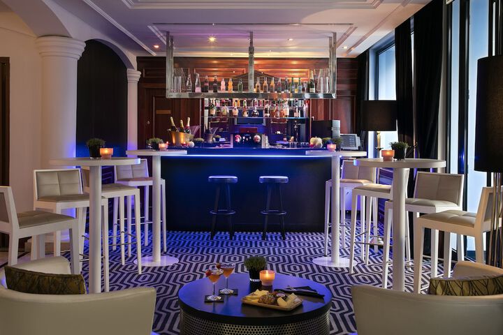 Lounge 28 of 66