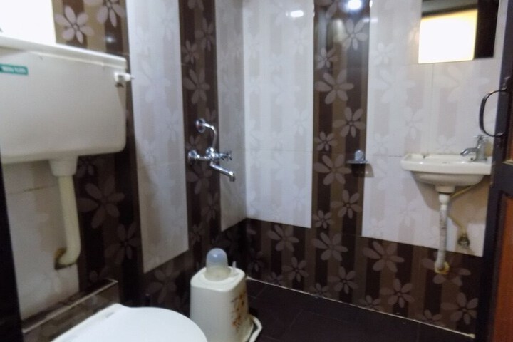 Room 5 of 12