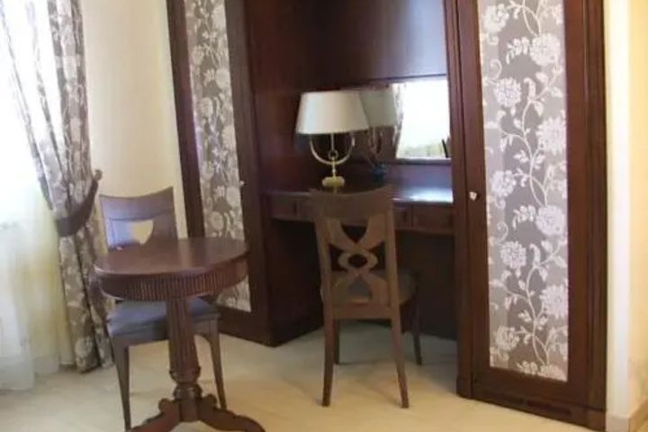 Room 4 of 15