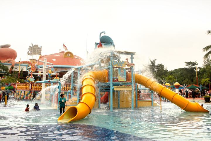 Hotel Pool