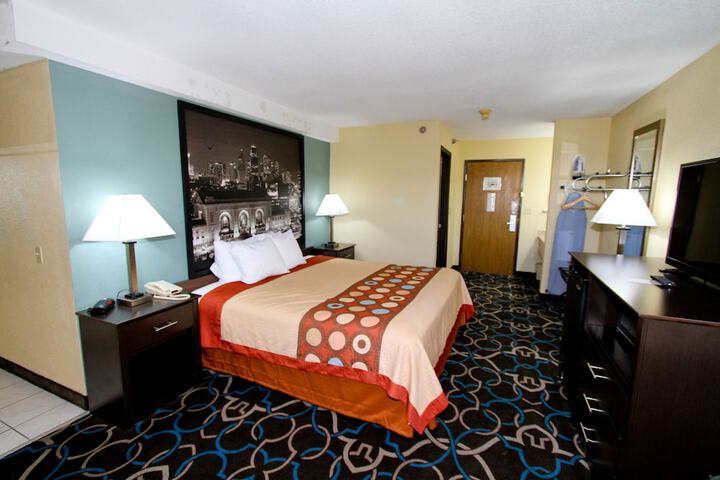 1 King Bed Accessible (2 of 10)