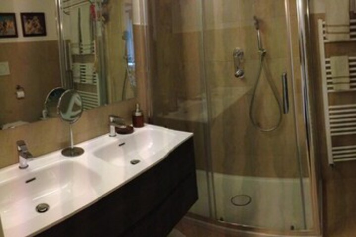 Room 4 of 20