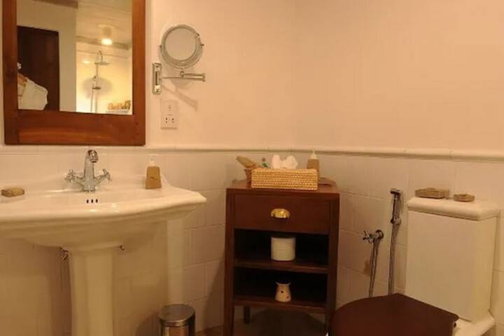 Room 11 of 27