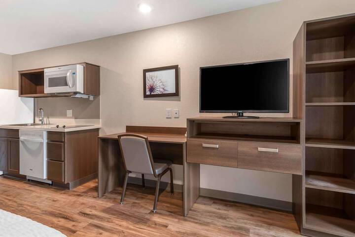 Standard Studio 1 Queen Bed (3 of 8)