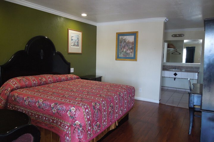 Standard | King Bed (3 of 9)