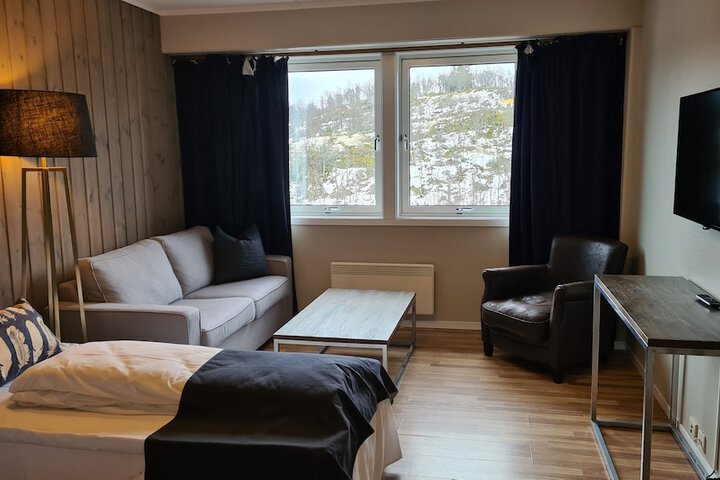 Room 6 of 33