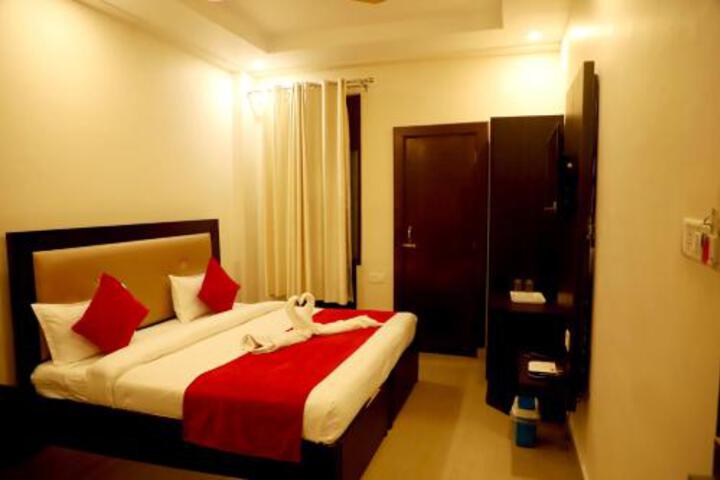 Ayush Hotel