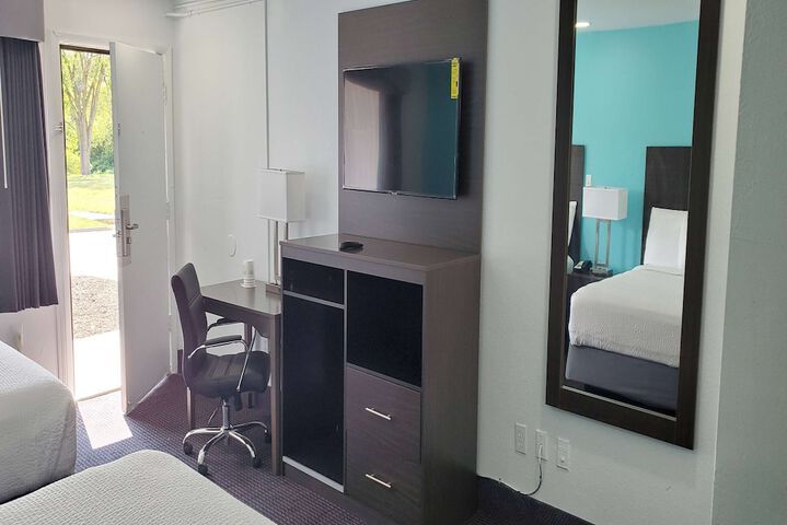 2 Double Beds (3 of 8)