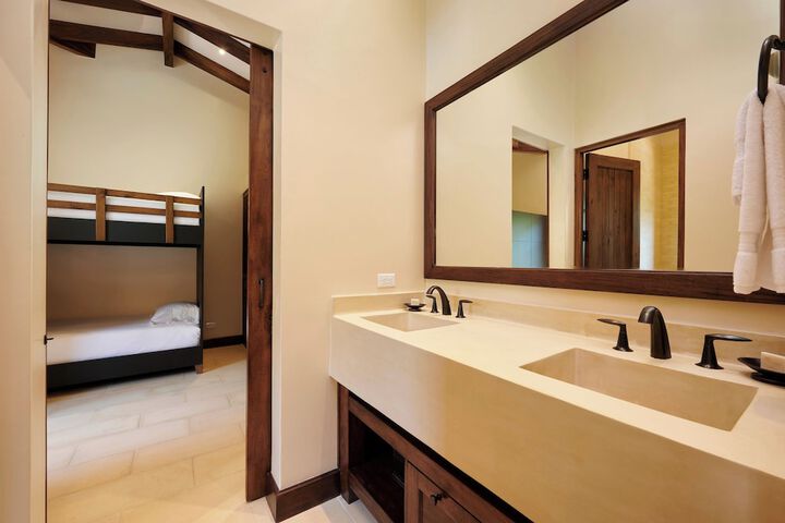 Room 880 of 1000
