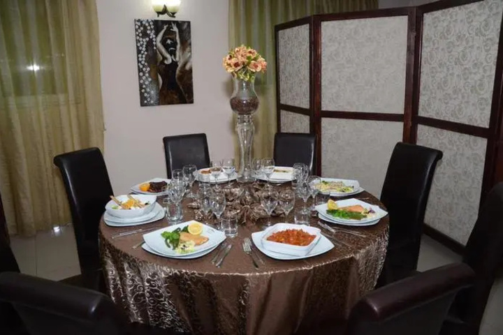 Dining 14 of 19