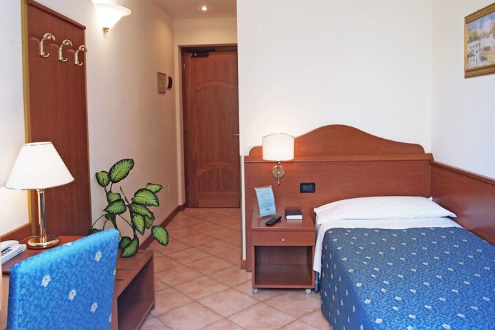 Room 8 of 37