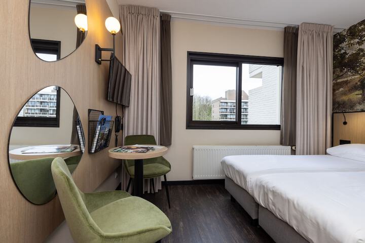 Room 8 of 40