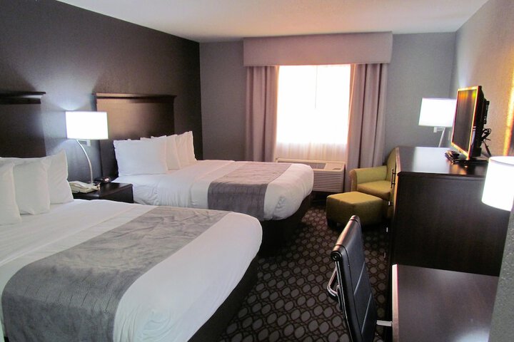 Basic 2 Queen Beds (7 of 9)