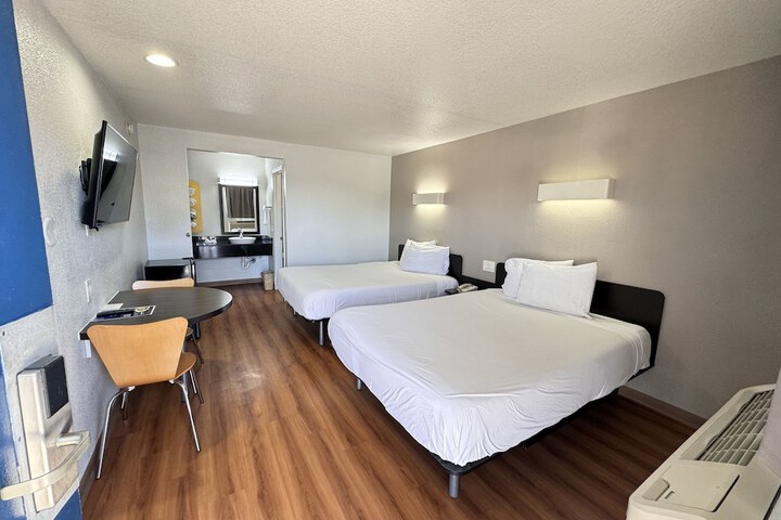 Double Deluxe Queen Bed (1 of 20)