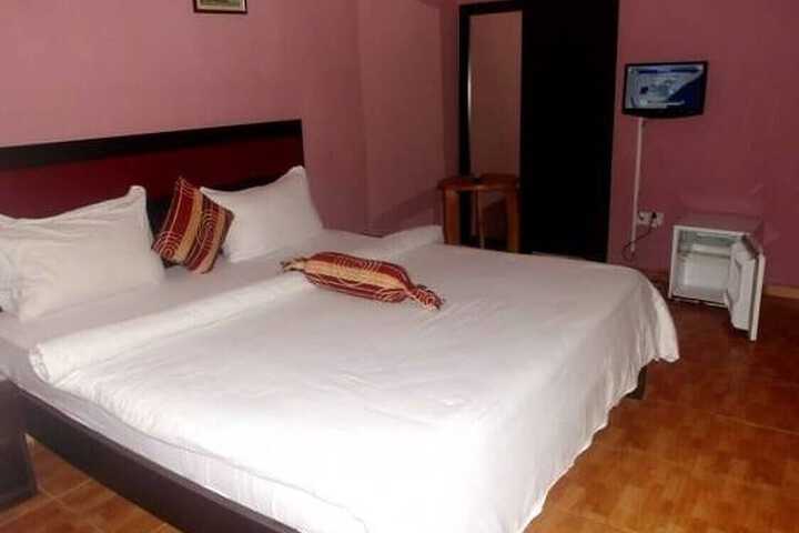 Room 2 of 10