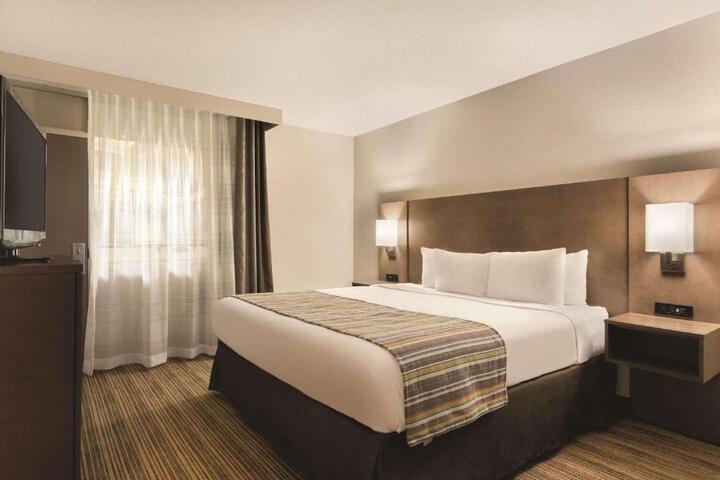 1 King Bed (4 of 11)