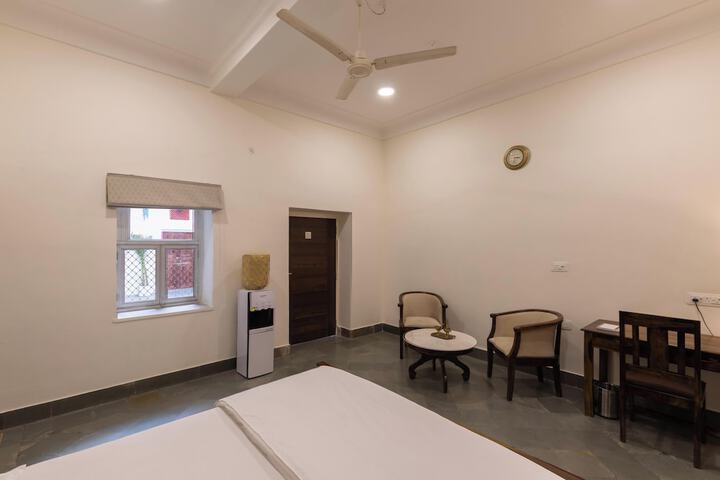 Room 6 of 51