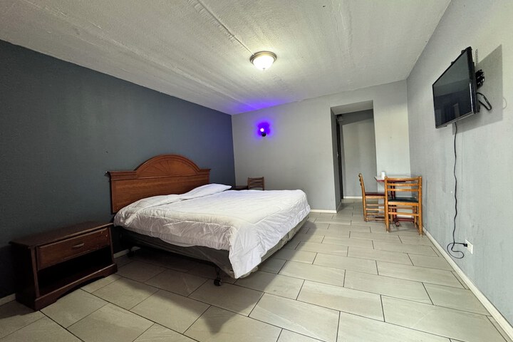 1 King Bed (6 of 11)