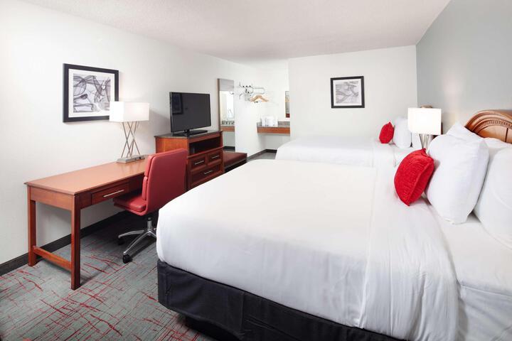 2 Queen Beds (2 of 10)