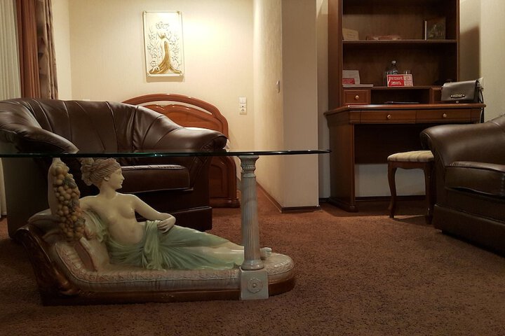 Room 6 of 107