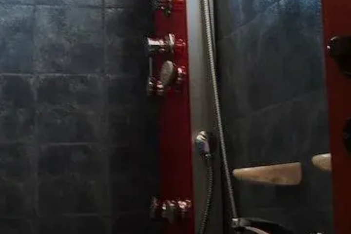 Room 6 of 9