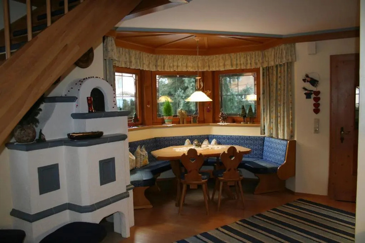 Room 5 of 9