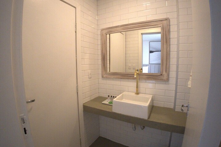 Room 8 of 12