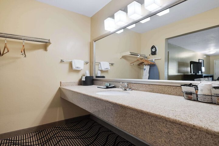 1 Queen Bed Deluxe Room High Speed Internet Accessible Sitting Area Desk Microwave (7 of 17)