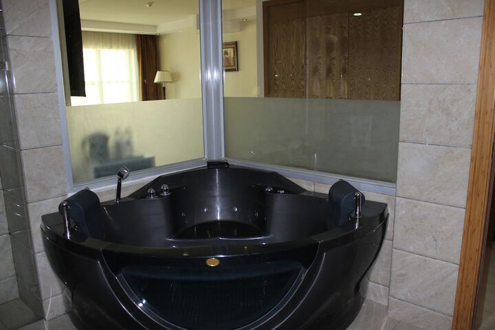 Deep soaking bathtub
