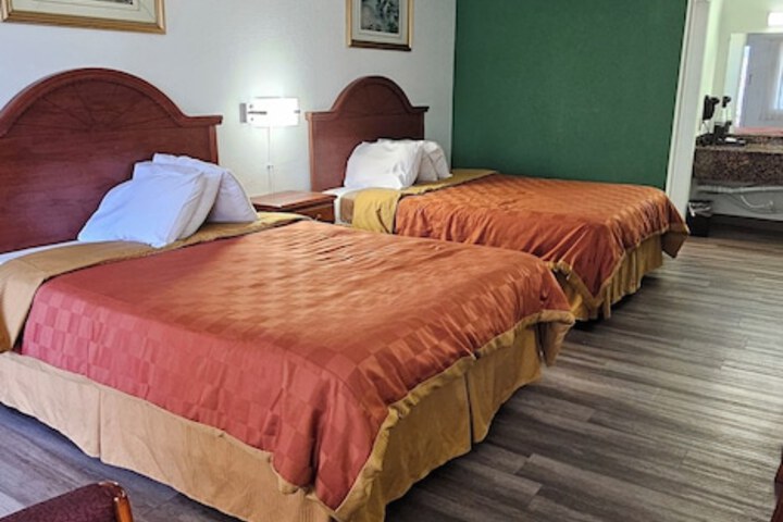 Room 13 of 33