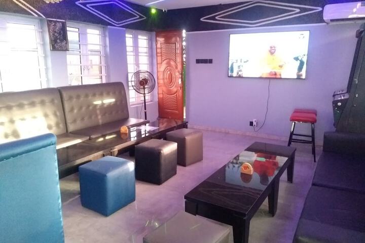 Lounge 27 of 39