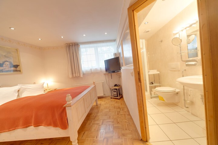 Room 11 of 27