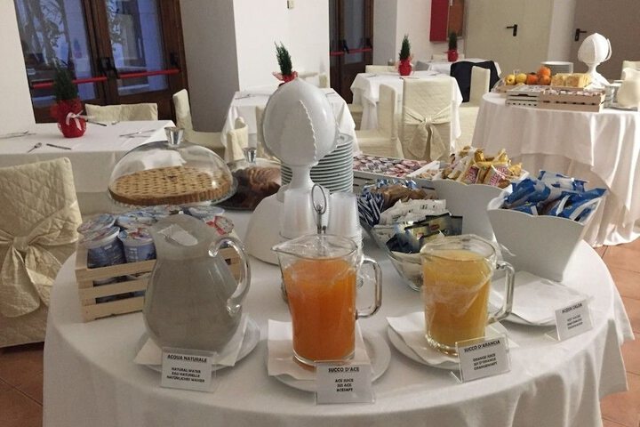Breakfast/Coffee Service 15 of 32