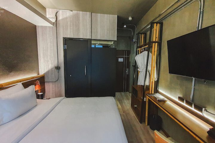 Room 10 of 98