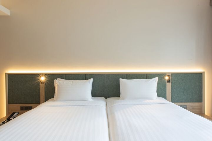 Room 27 of 156