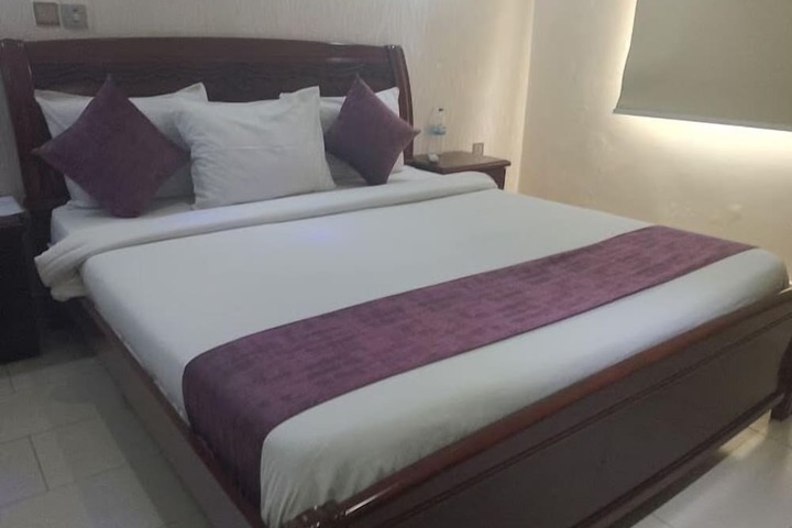 Room 5 of 33