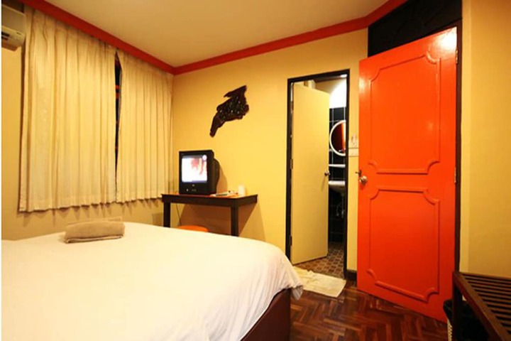 Room 9 of 18