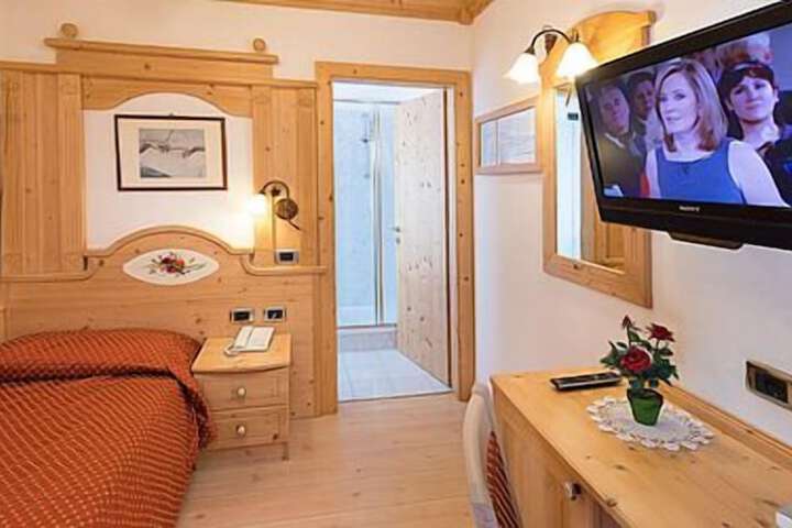 Room 8 of 65