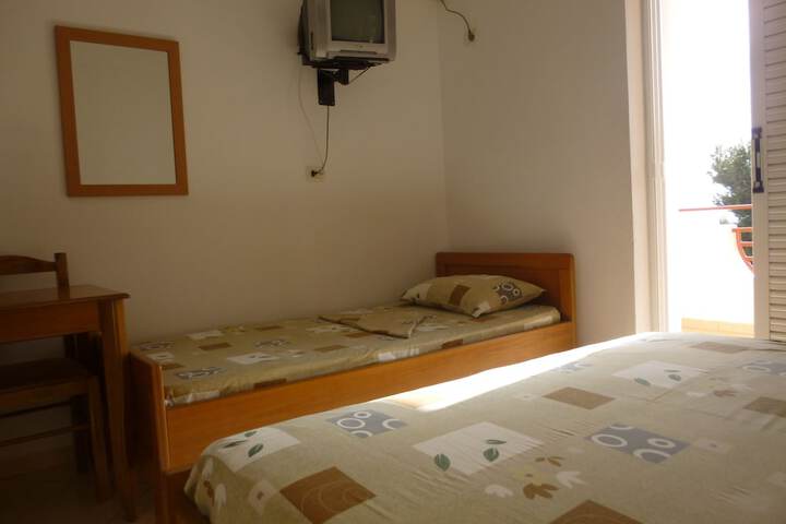 Room 10 of 33