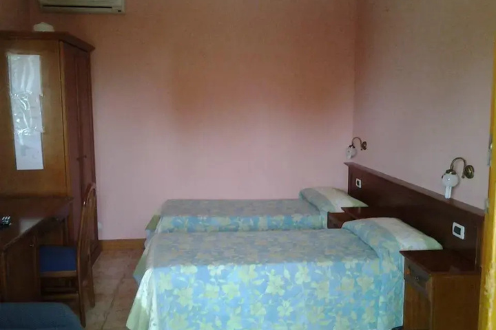 Room 5 of 9