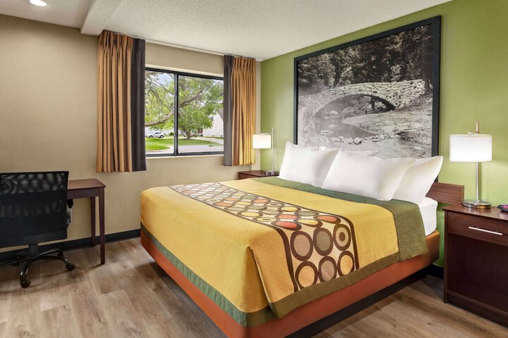 1 Queen Bed (4 of 16)