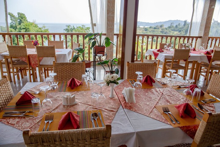 Dining 60 of 98
