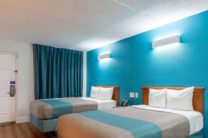 Standard Room, King or Two Doubles (2 of 11)