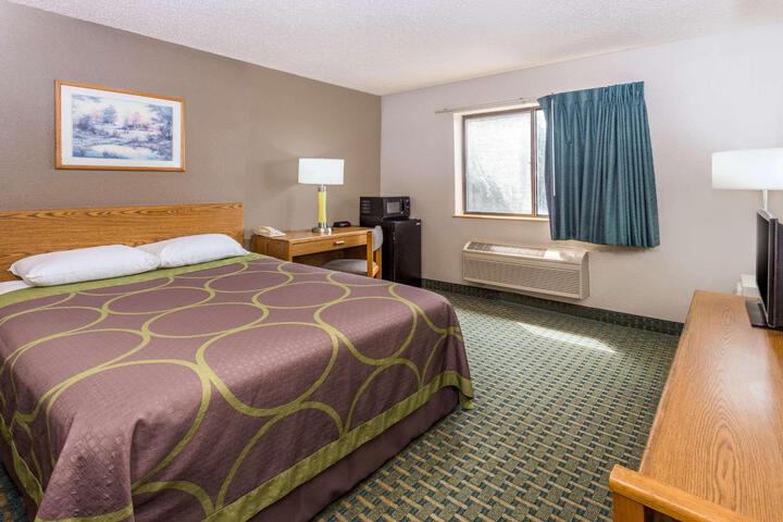 1 Queen Bed (4 of 11)