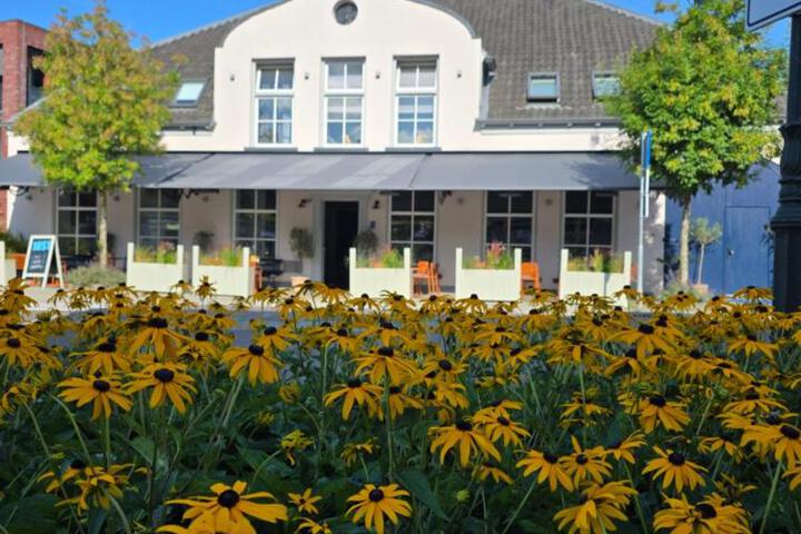 Exterior of 1851 Bar - Hotel - Cinema