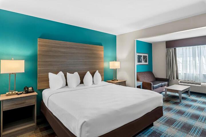 1 King Bed Microwave and Refrigerator 40 Inch Led Television High Speed Internet Accessible Full Breakfast (11 of 17)