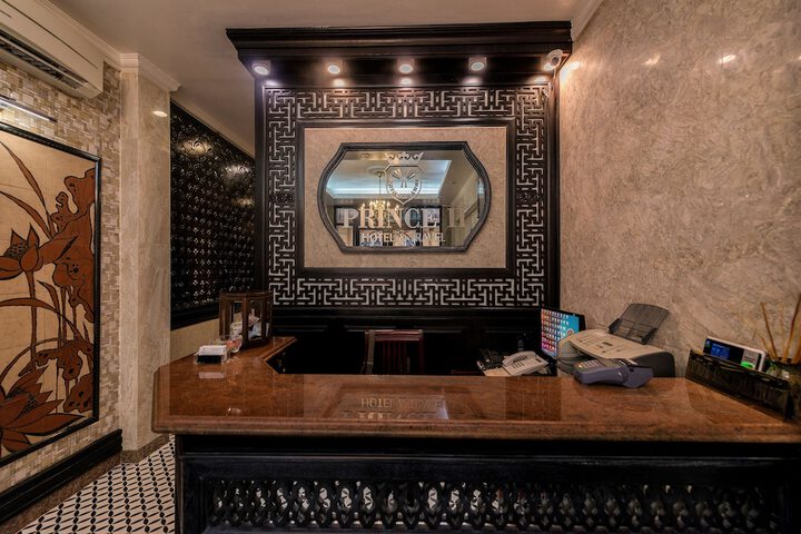 Check-in/check-out kiosk