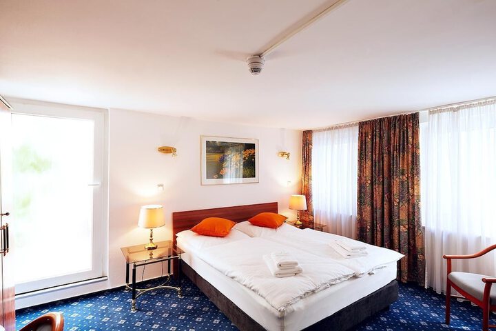 Room 8 of 18